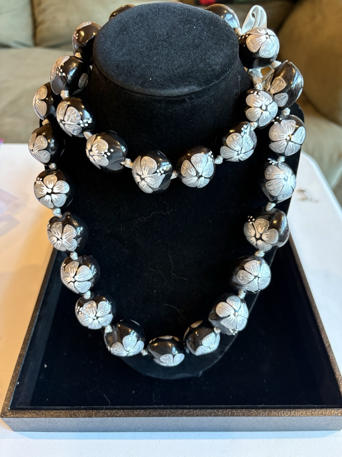 Hawaiian Hibiscus Kukui Nut Lei Necklace Black & White