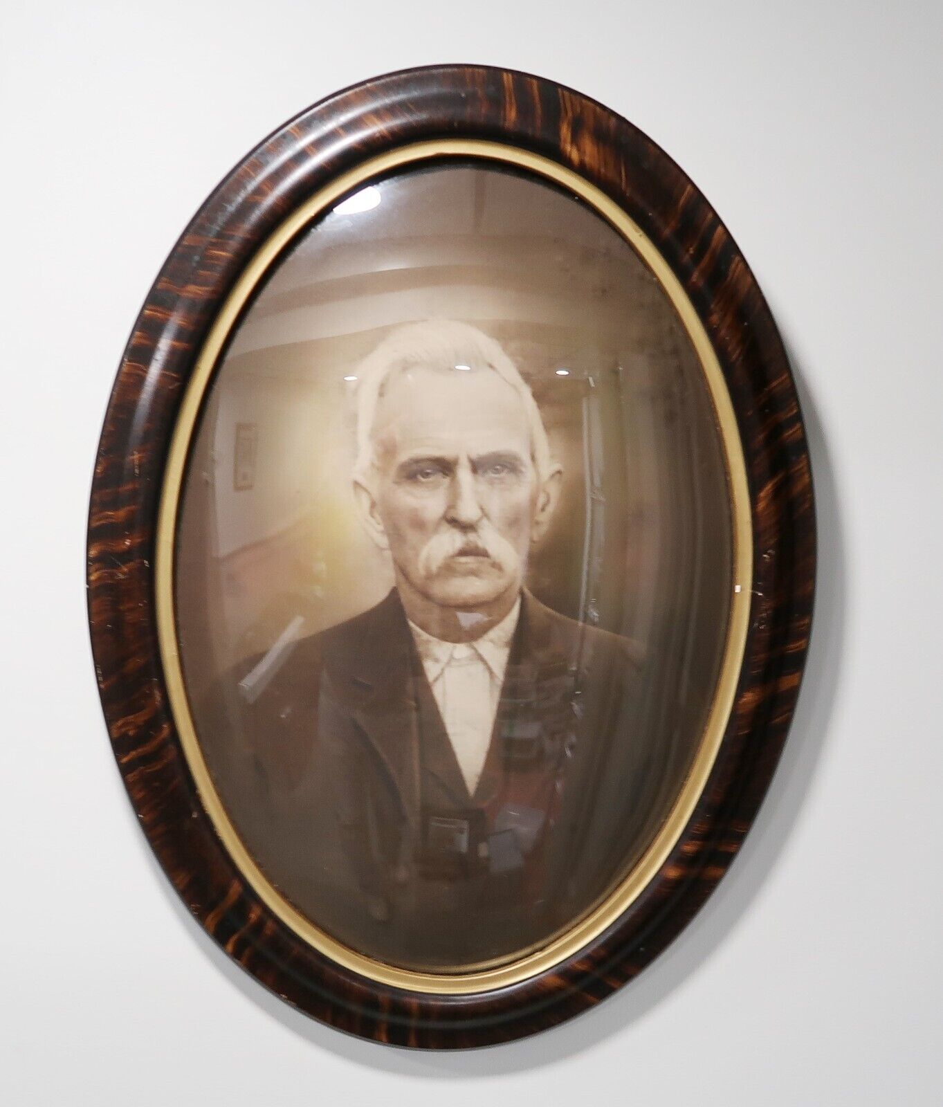 Beautiful Tiger WoodFrame With Bubble Glass, Portrait of Gentleman 16.75\