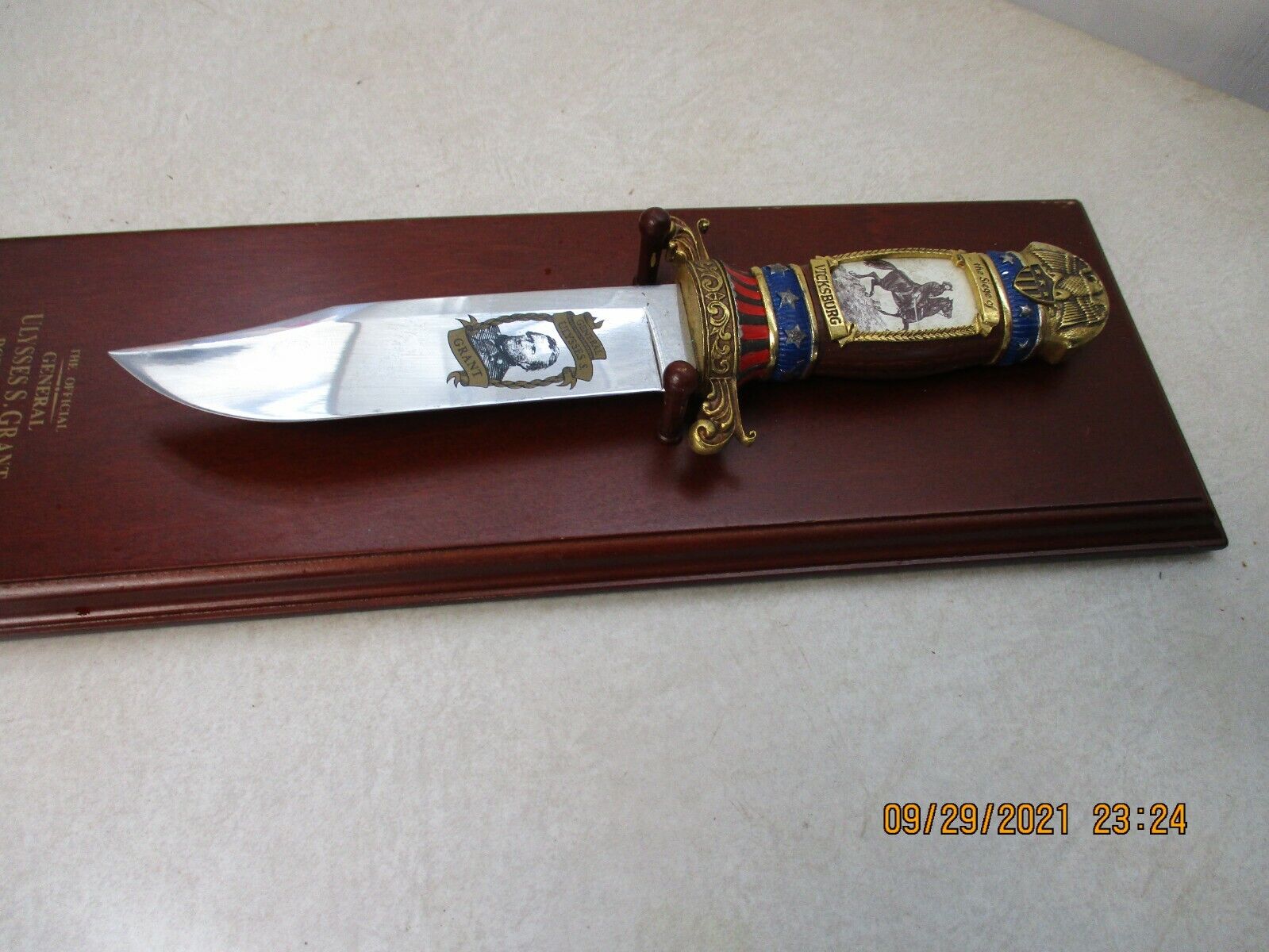  THE OFFICAL FRANKLIN MINT ULYSSES S. GRANT BOWIE KNIFE MOUNTED HARD WOOD PLAQUE