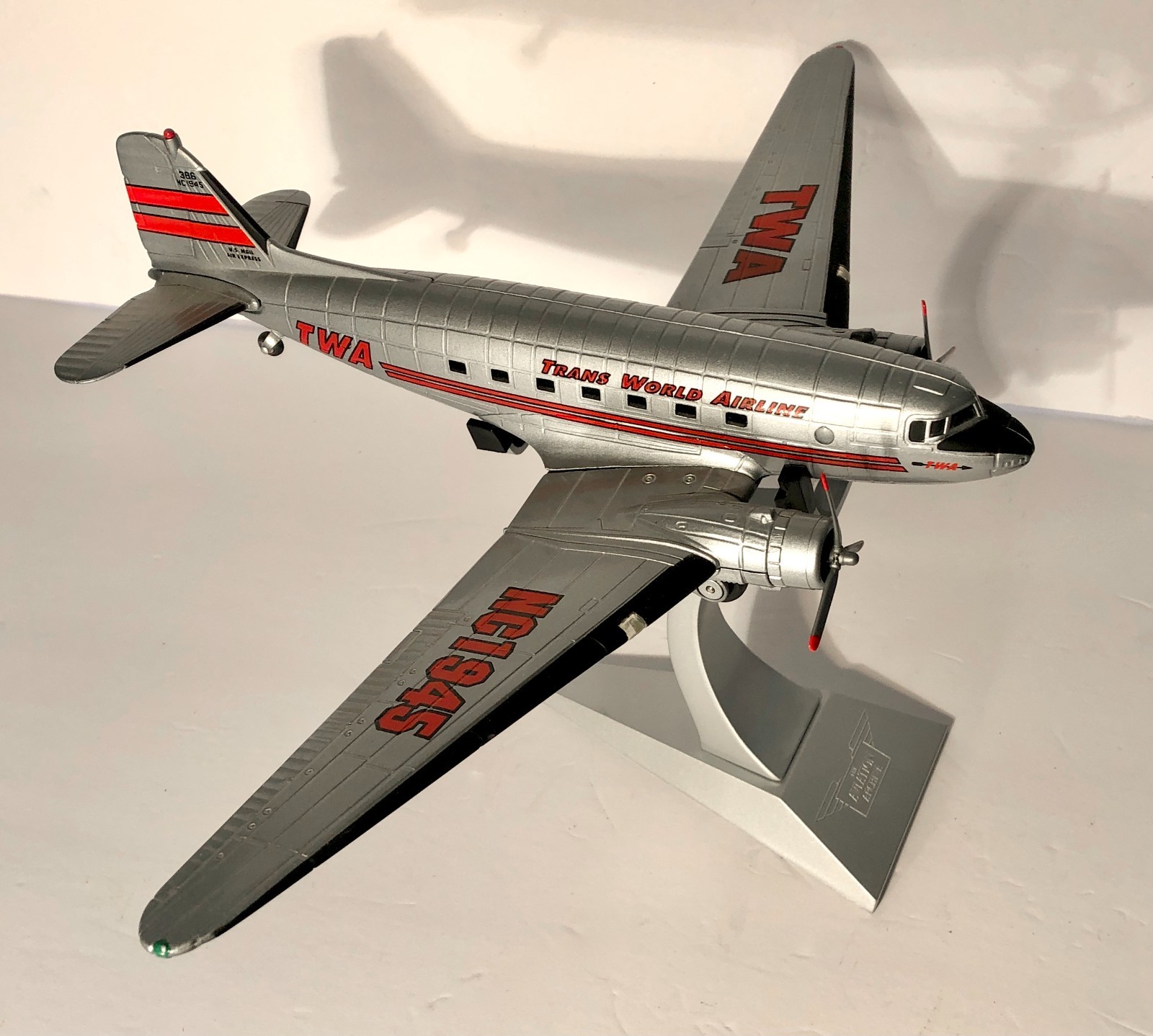 Vintage TWA Douglas DC-3 (NC1945) Metal Diecast Model Aviation Archive Ertl