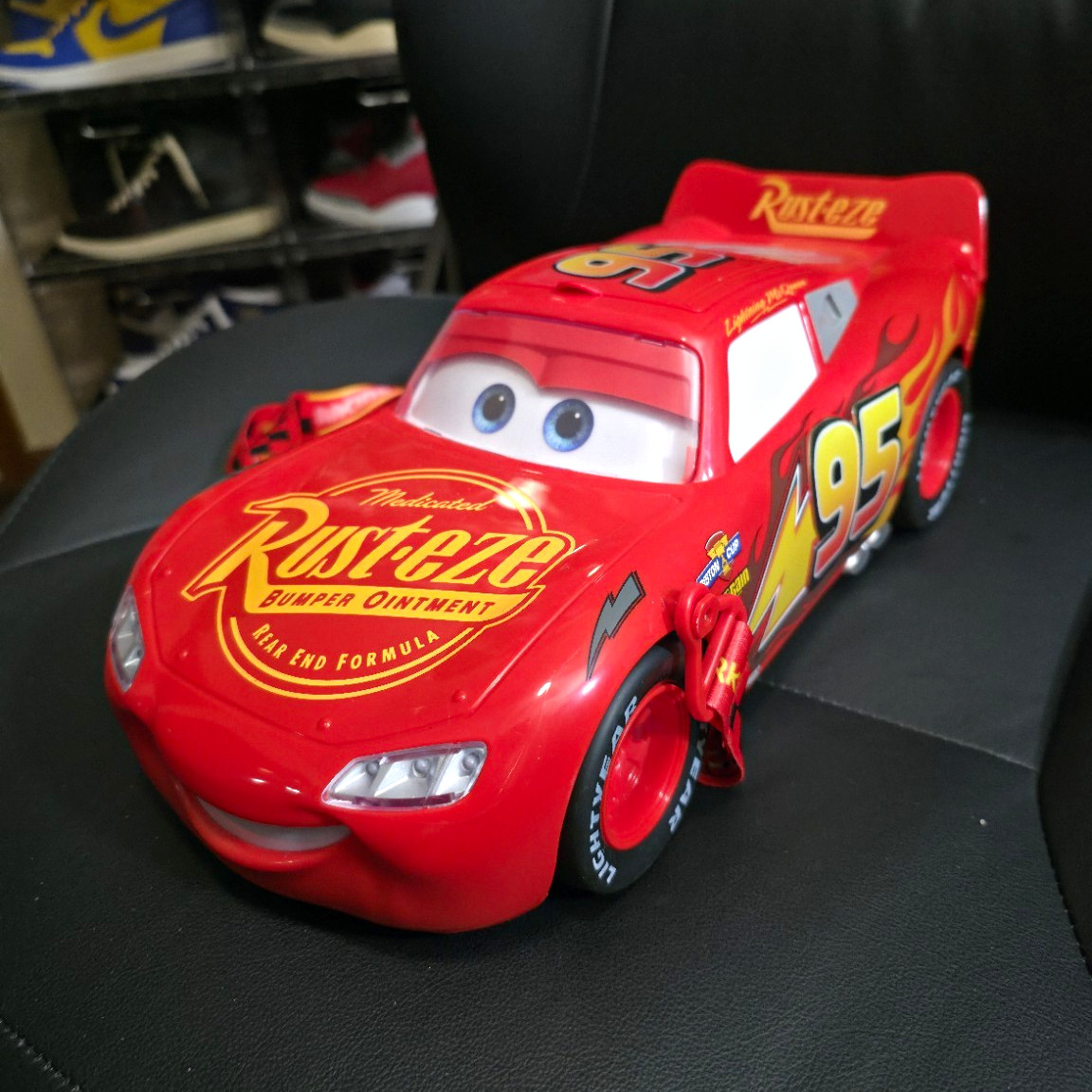 Disneyworld Cars Lightning McQueen95 Red Light-Up PopcornBucket/Toy Car w/Strap