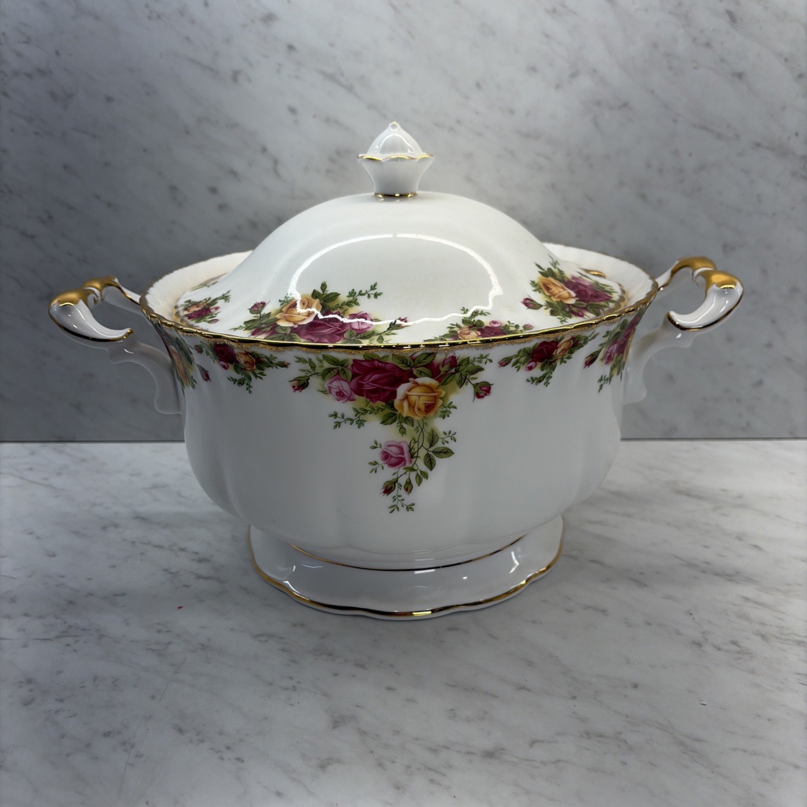 Royal Albert “Old Country Roses” Covered Soup Tureen & Lid 9.5” England Nice