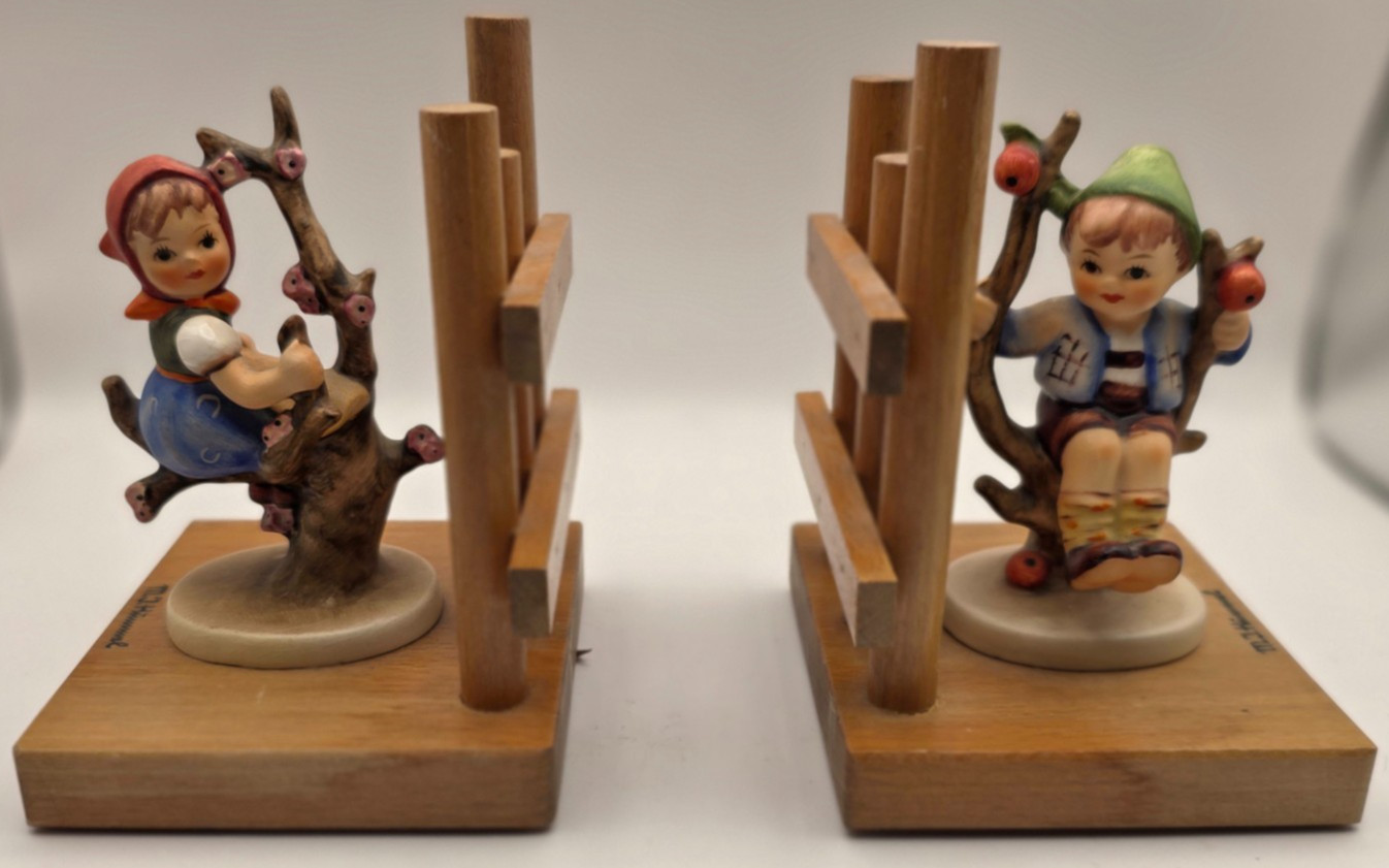 M.I. Hummel / Goebel HUM 252 A & 252 B “Apple Tree Girl & Apple Tree Boy” Booken