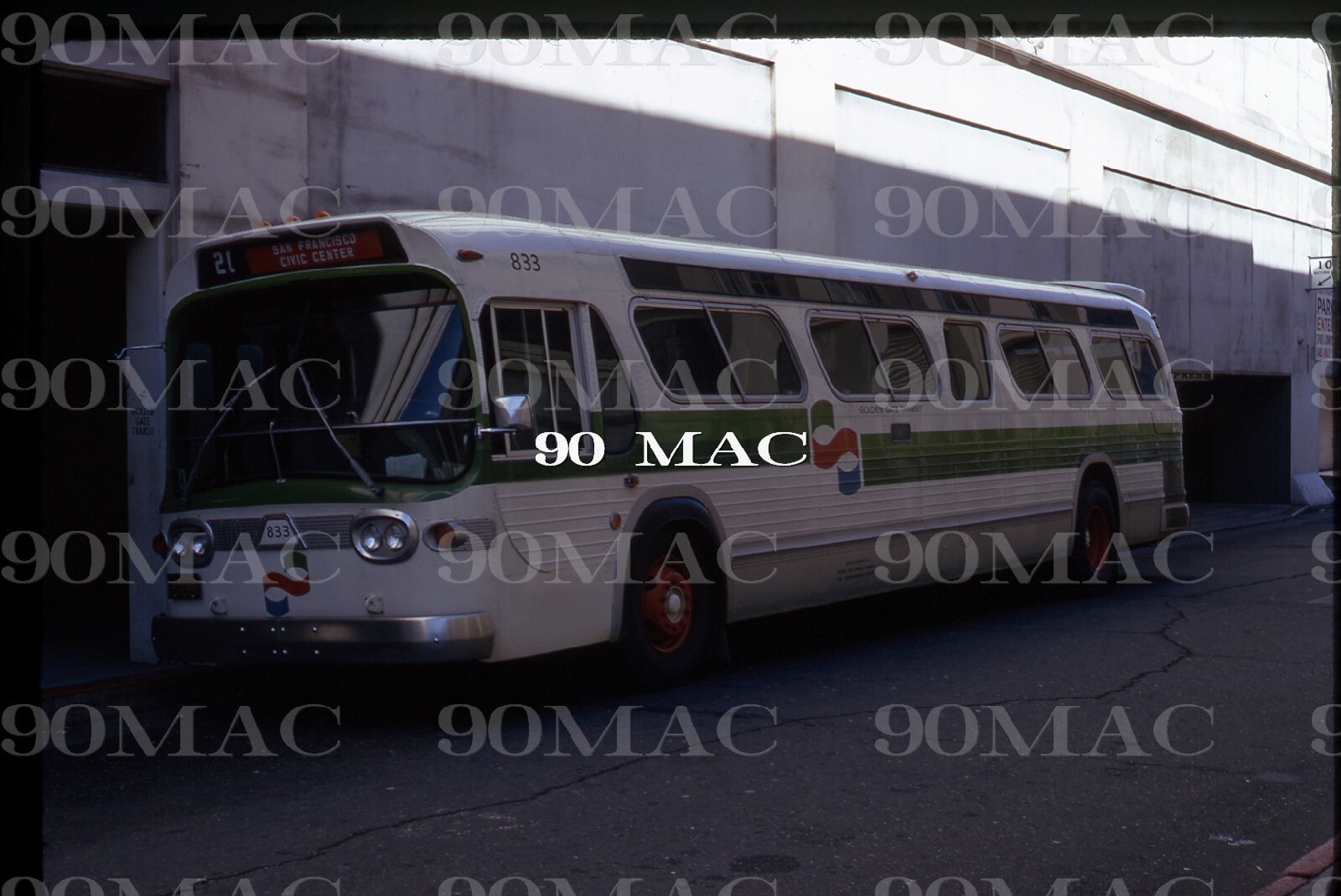 GGT-GOLDEN GATE TRANSIT. GM COACH #833. SF (CA). Original Slide 1973.