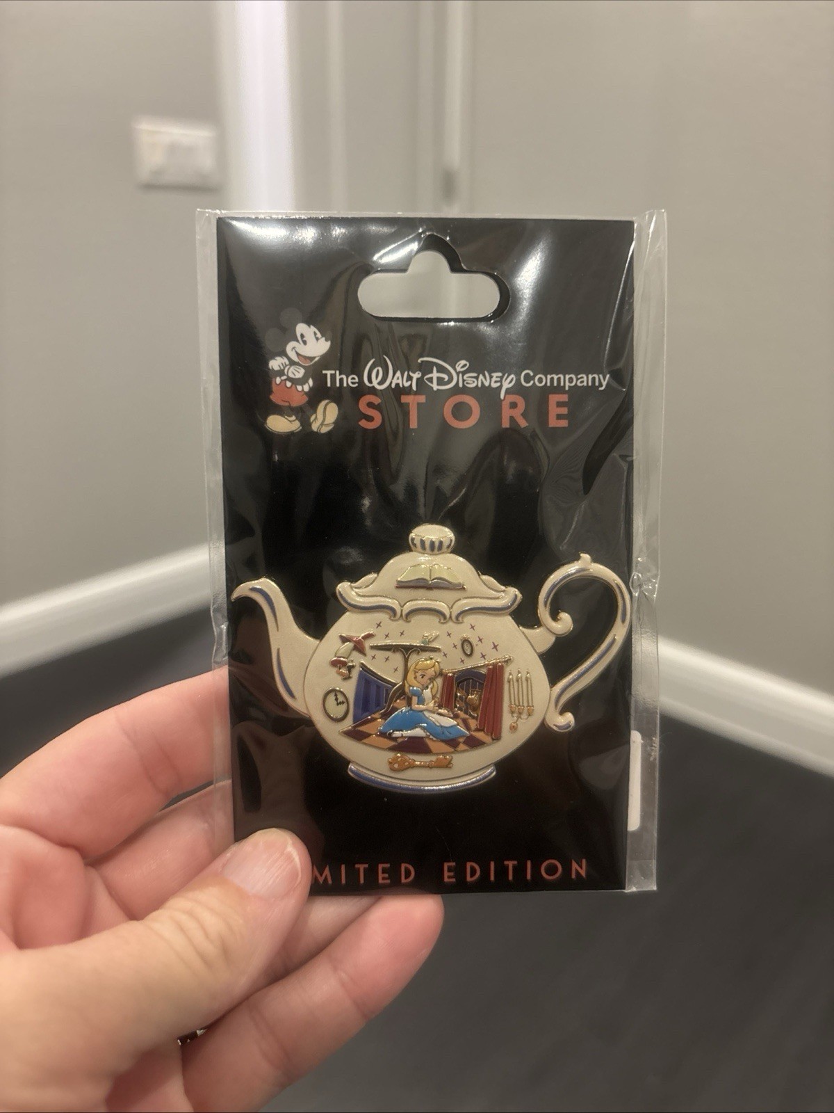 Disney DEC Alice in Wonderland Teapot Pin LE 300 Alice & Doorknob House Drink Me