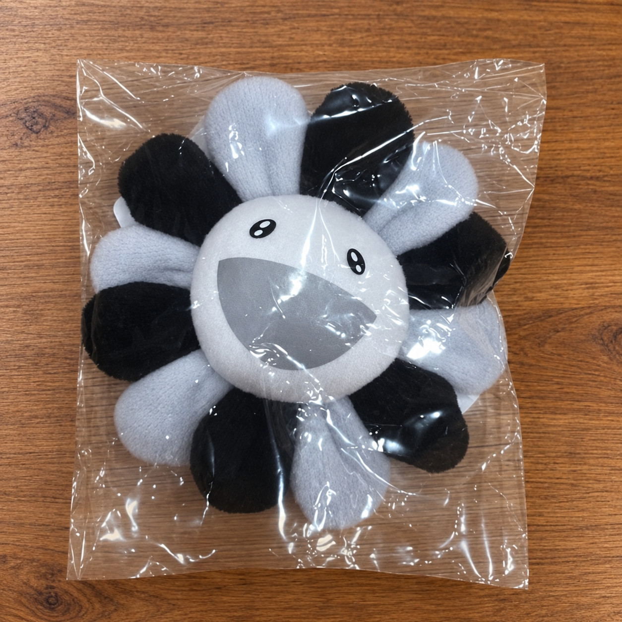 Takashi Murakami Flower Key Ring Kaikai Kiki Gray & Black