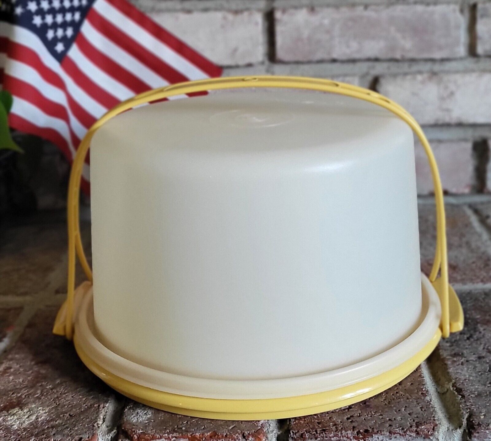 Vintage Tupperware Cake Taker Round 684-5 Harvest Gold Carrier With Lid & Handle
