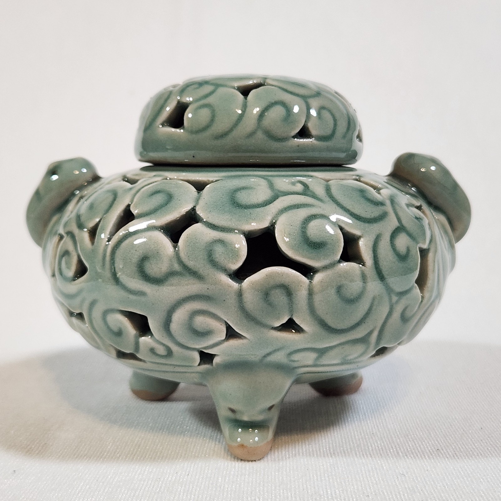Korean Celadon Incense Burner Openwork Cloud Lid Tripod Koro Signed 峯岩 3.25
