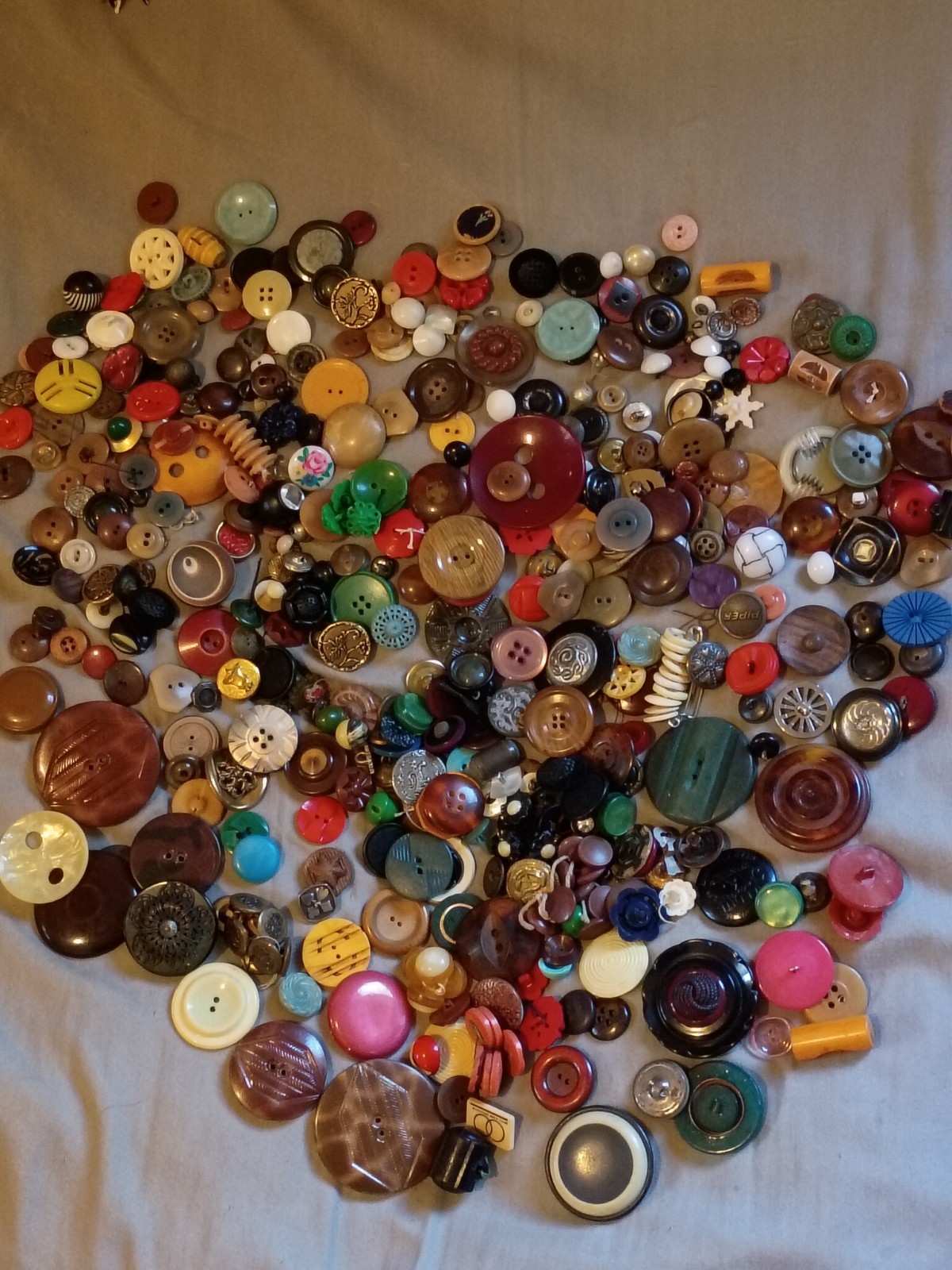 Over 1.5 Pound Pretty Vintage To Antique Plastic, Vegetable Ivory, Misc Buttons.