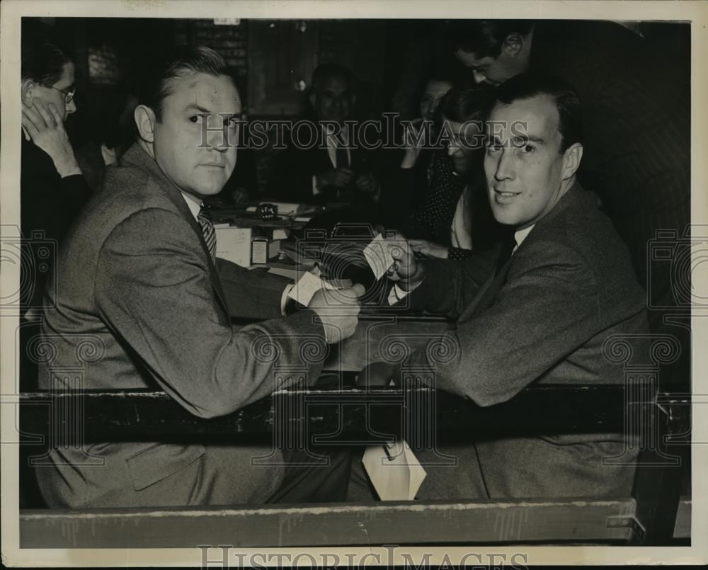 1940 Press Photo New York John Shipwreck Kelly, Dan Topping at draft board NYC