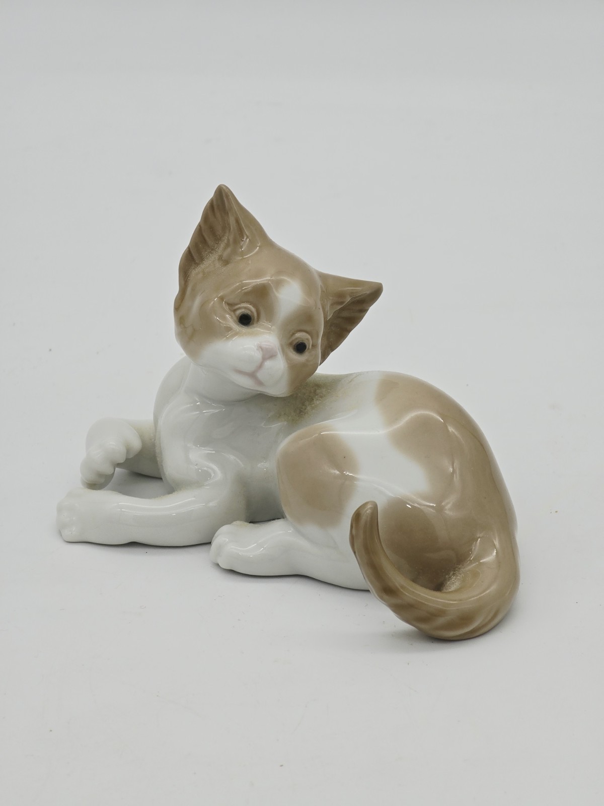 Vtg Lladró Porcelain Lying Kitten Cat Figurine Tan & White “Hand Made in Spain\ Vtg Lladró Porcelain Lying Kitten Cat Figurine Tan & White “Hand Made in Spain\