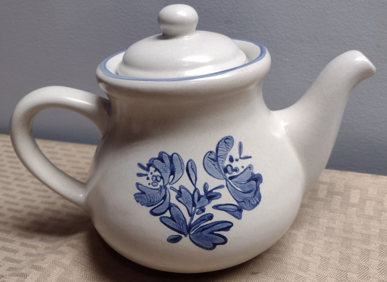 Vintage Yorktowne Plaltzgraff Teapot, Blue Flowers, 7-550, EXUC