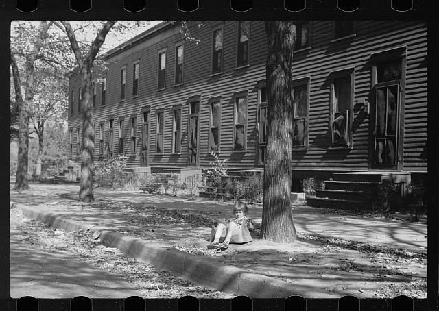 Photo:Minneapolis Minnesota 1939 Slum Housing Child Street Scene