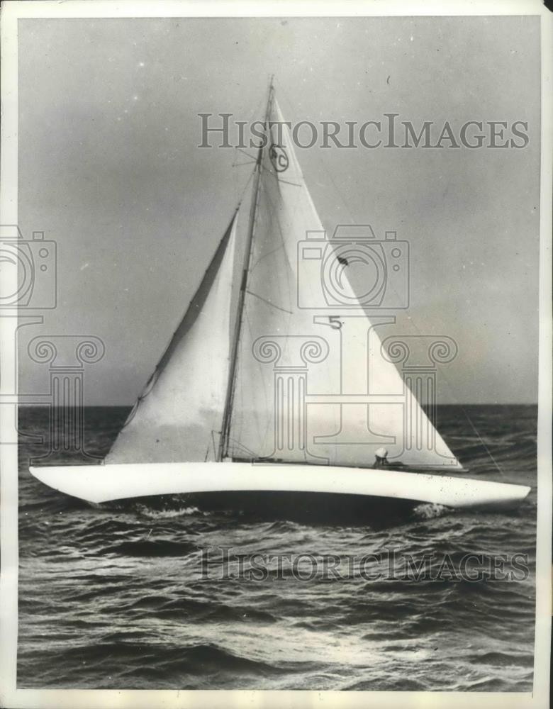 1937 Press Photo William Shephard\'s Naiad in Pacific Coast Championship Regatta
