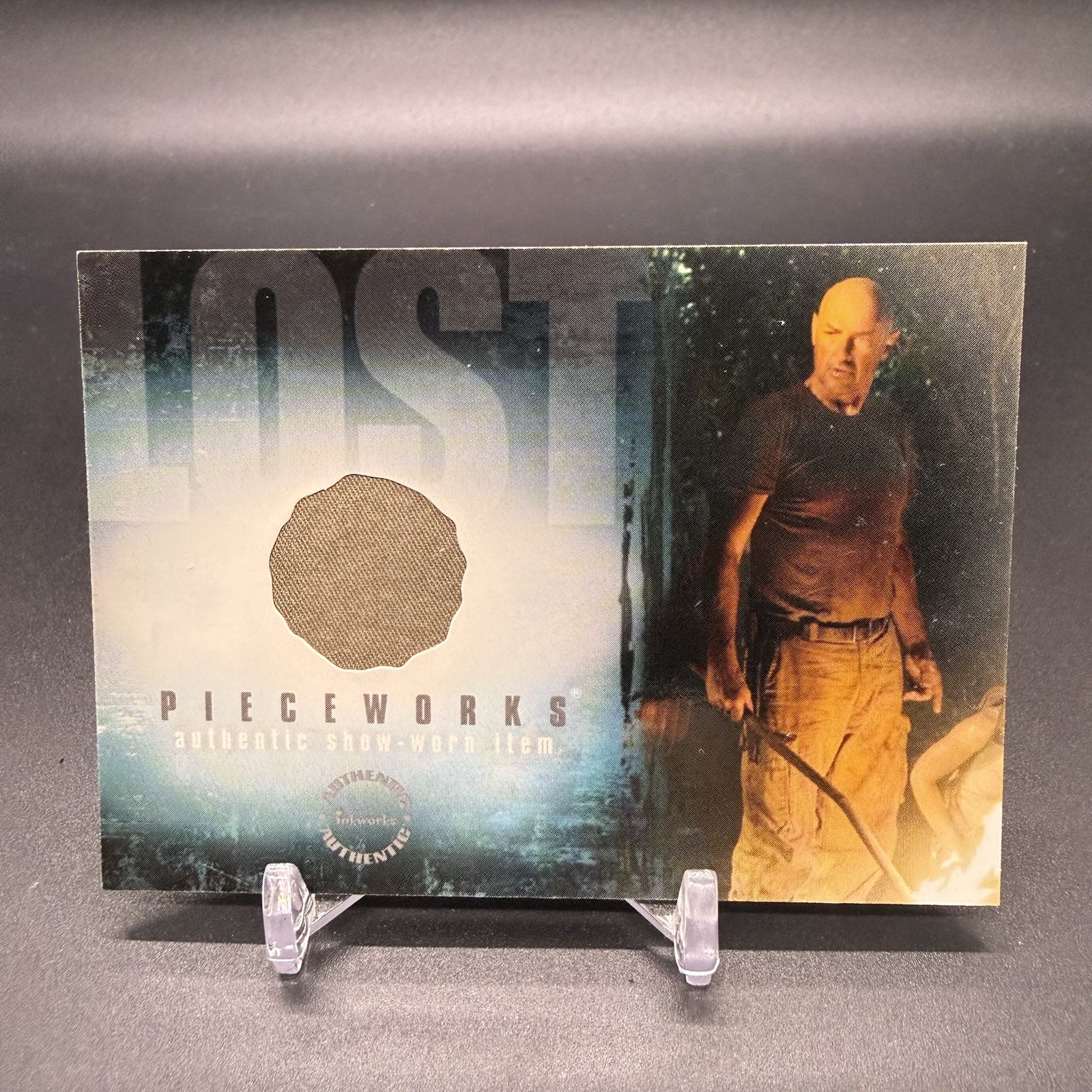 Show Worn 🚨2006 Inkworks LOST Pieceworks Terry O\'Quinn as John Locke #PW-1 Show Worn 🚨2006 Inkworks LOST Pieceworks Terry O\'Quinn as John Locke #PW-1