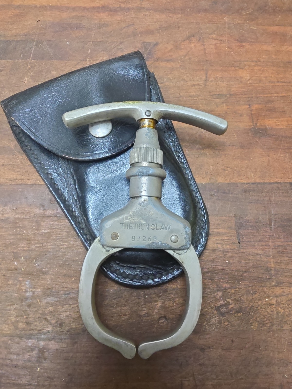 Q21- vintage ARGUS IRON CLAW COME ALONG MECHANICAL NIPPER RESTRAINT HANDCUFFS