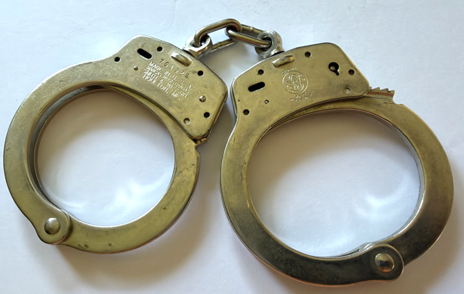 VINTAGE SMITH & WESSON M-100 HANDCUFFS NICKEL CHAIN MADE IN USA HOULTON ME