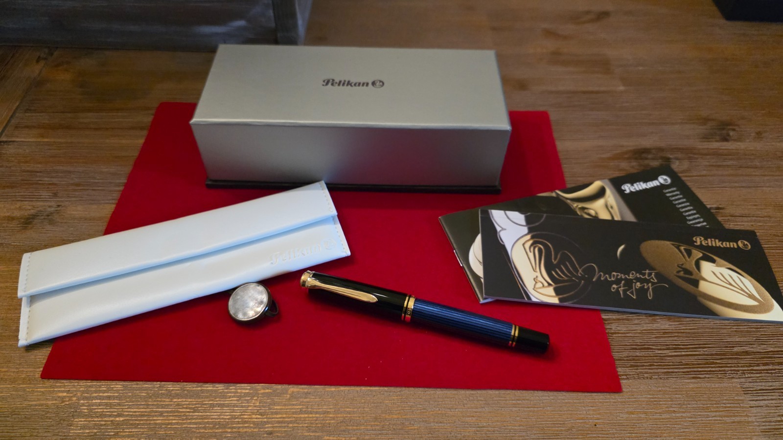 Pelikan Souveran M800 Black Blue Striped Fountain Pen, 18K Medium Nib, Boxed