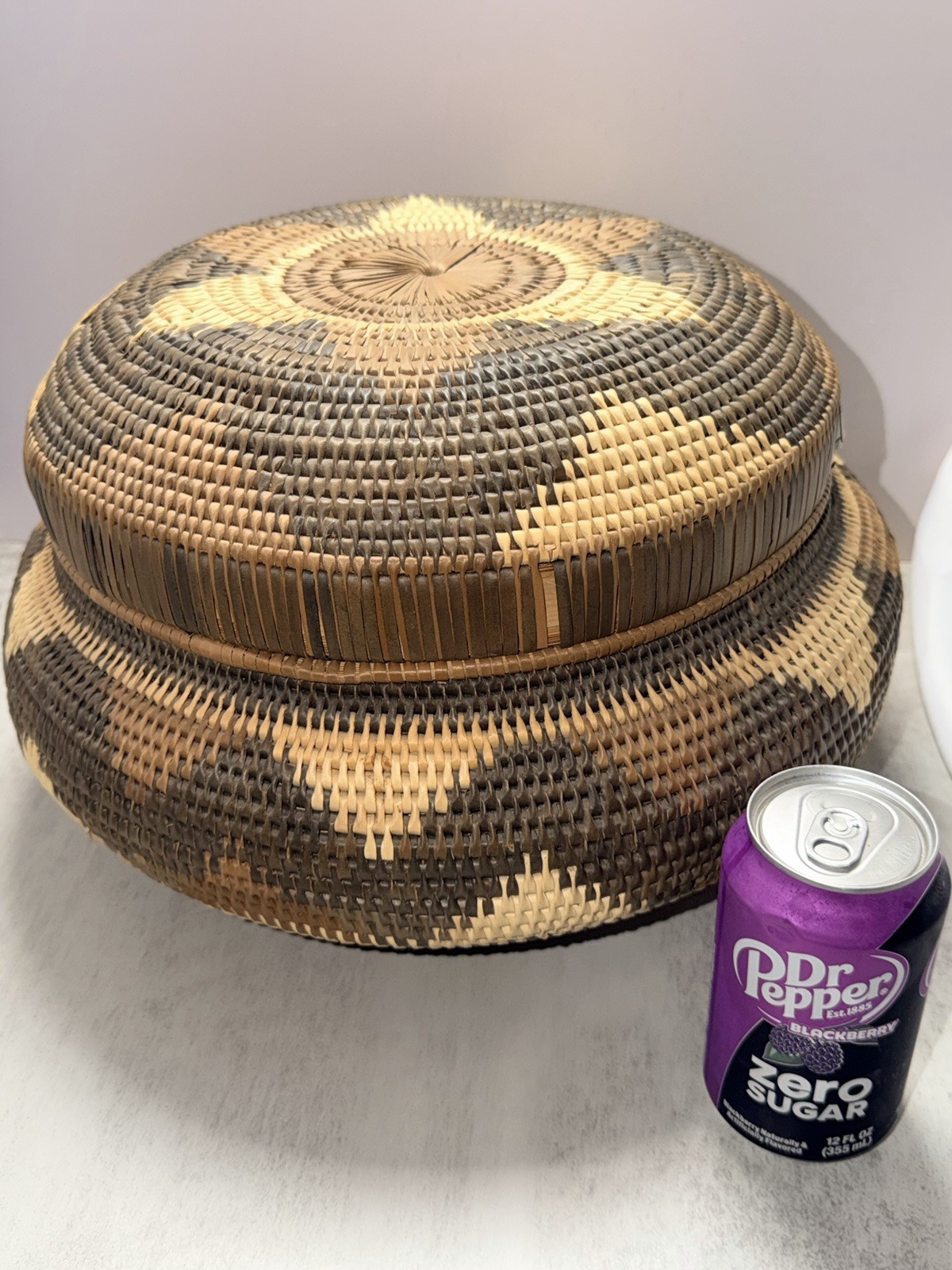 VTG-ATQ XL Handwoven Basket African Lidded Traditional Geometric Sunburst EUC