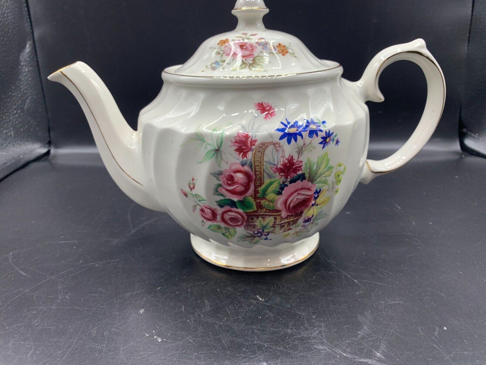 Vintage Sadler Windsor Floral 4 Cup Teapot Roses in a Basket 4370