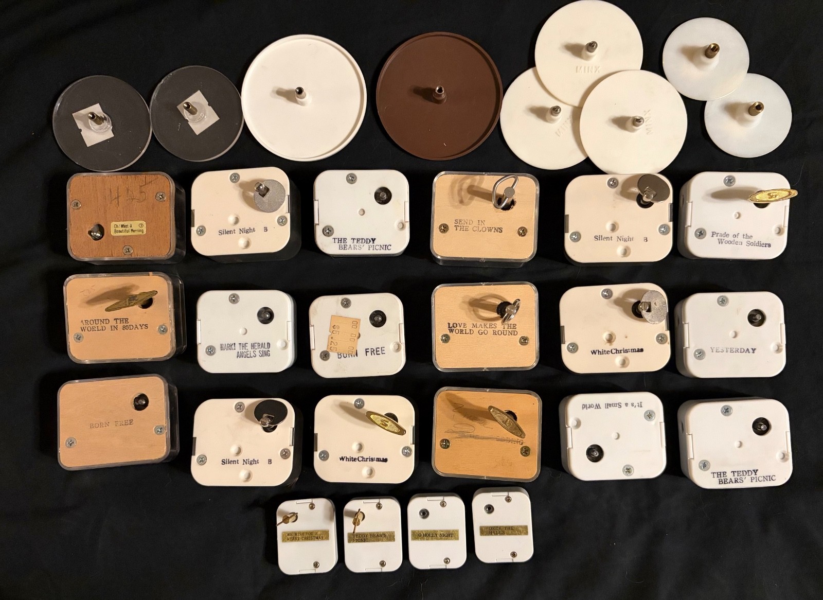 22 VINTAGE SANKYO JAPAN WIND UP MUSIC BOXES FOR CRAFTS + SOME KEYS &TURNTABLES
