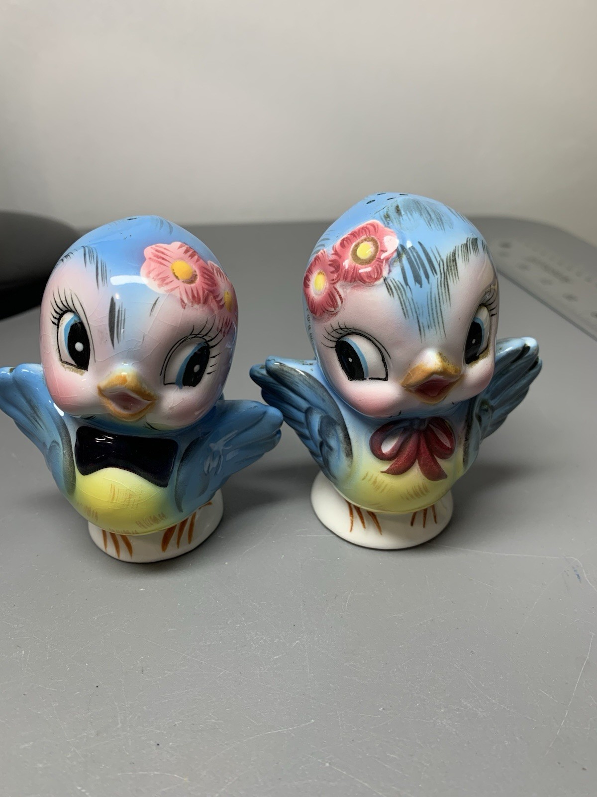 Vintage Lefton Kitschy Mr & Mrs Bluebird Figurines Salt & Pepper Shaker Japan
