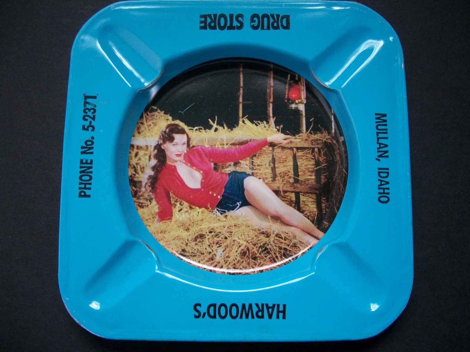 ❤️ 1950s Glamor Pinup Girl Photograph Tin Ashtray ❤️ Harwood\'s Drug Mullan Idaho