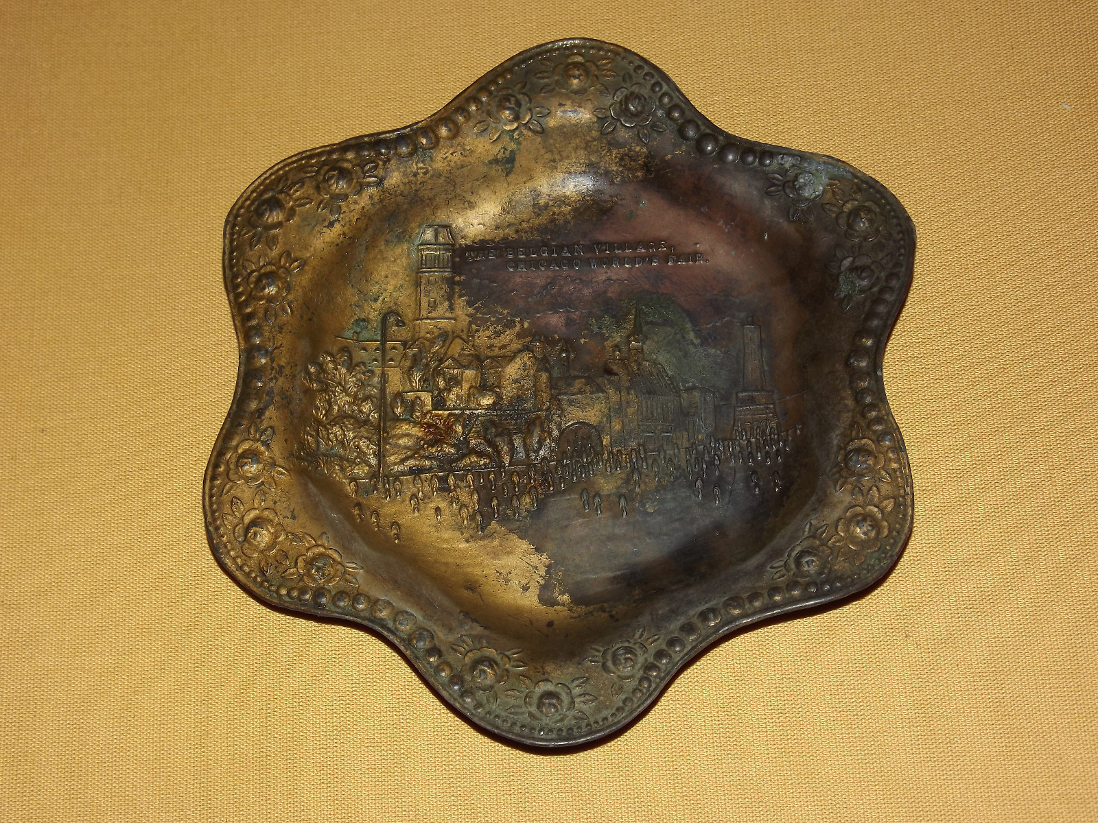 VINTAGE 1934 CHICAGO WORLD\'S FAIR SOUVENIR BELGIAN VILLAGE COPPER DISH TRAY