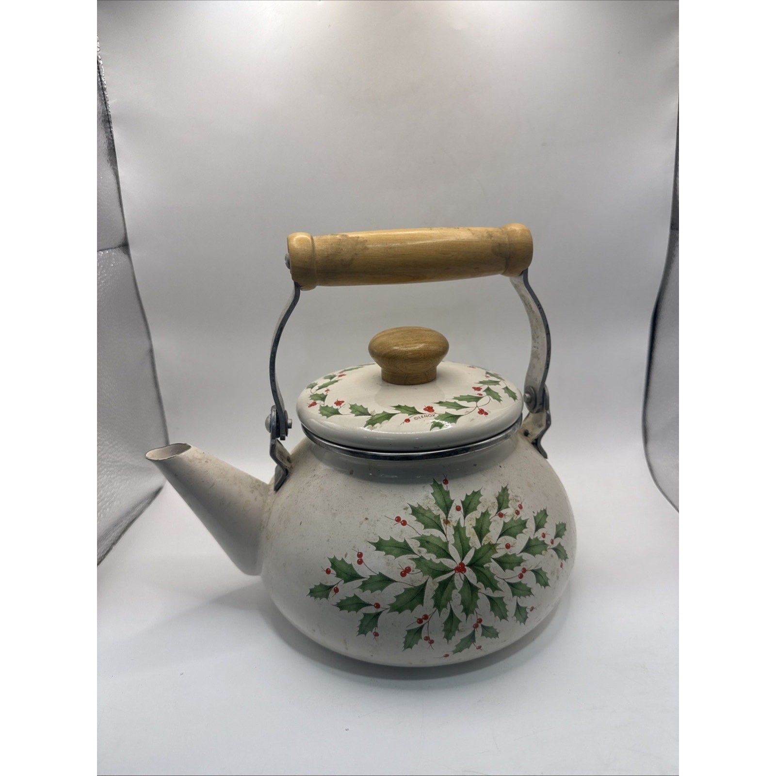Holiday 2qt Enameled Tea Kettle With Wooden Handles *