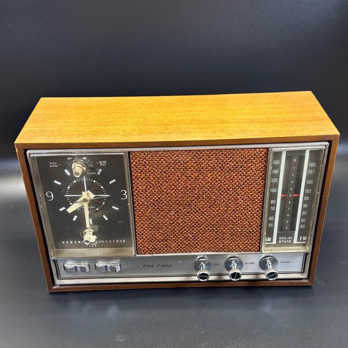 General Electric Vintage/Antique Alarm Clock Radio WORKING Brown Wood Grain General Electric Vintage/Antique Alarm Clock Radio WORKING Brown Wood Grain