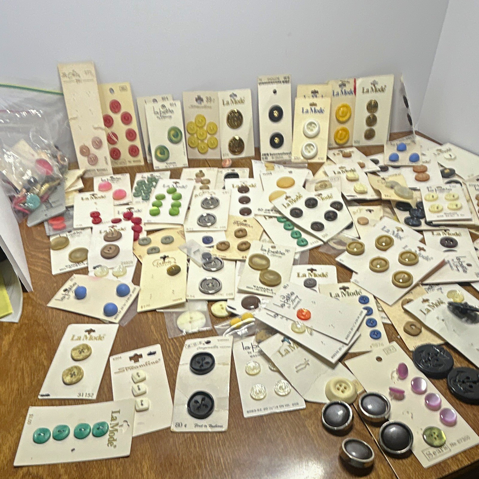 La Mode & La Petite Vintage Buttons on Original Cards, Mixed Lot 51-100