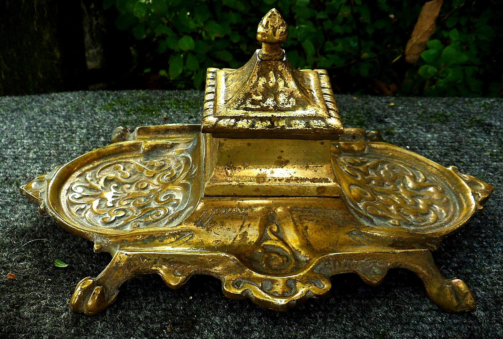Vintage Antique Ornate Brass Footed Single Inkwell with Hinged Lid 9