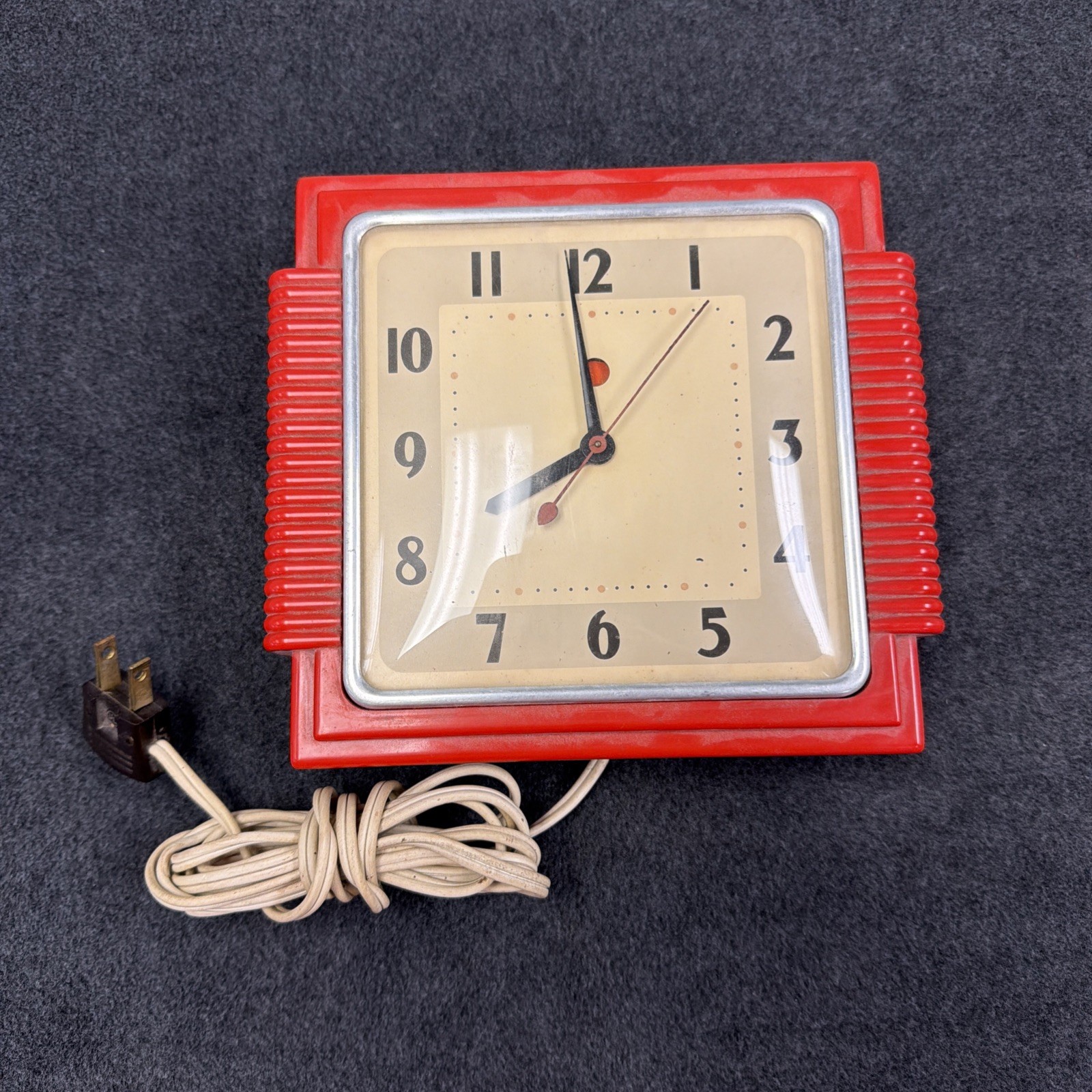 Vtg Mid Century Modern Montgomery Ward Kitchen Wall Clock 45-1100 RED Works