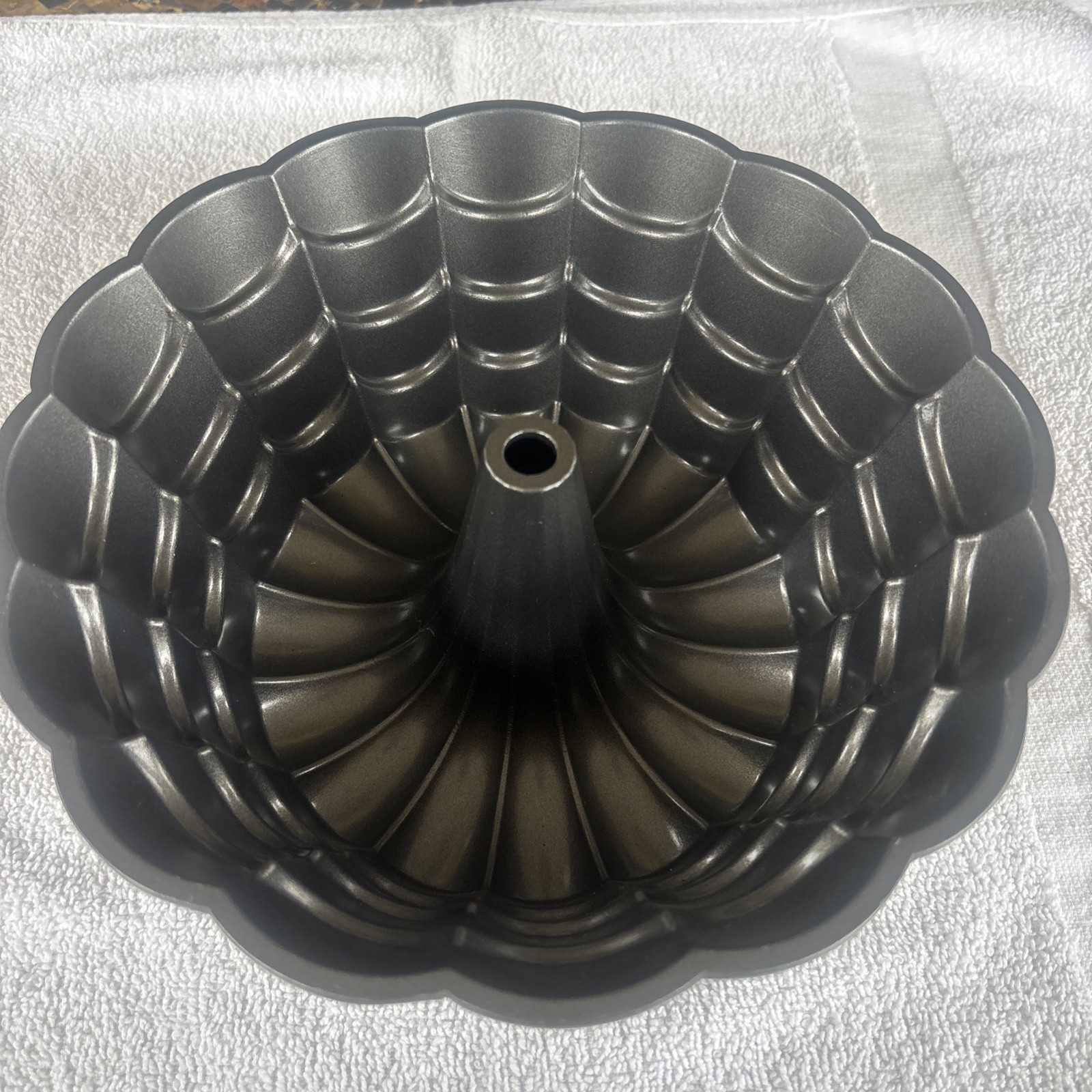 Wilton Heavy Duty Cast Alunimium Fluted Cake Bundt Pan EUC Baking Nonstick 