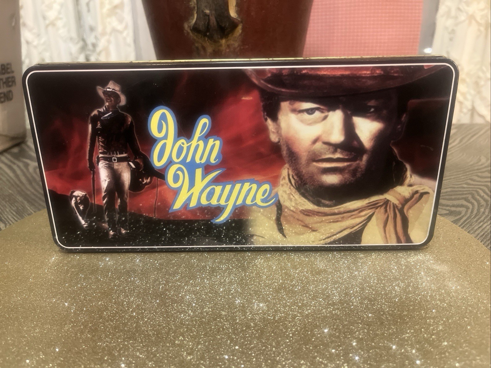 John Wayne Commemorative Set 3 Pocket Knives And 1 Key Chain Tin Is 10.25”   💙