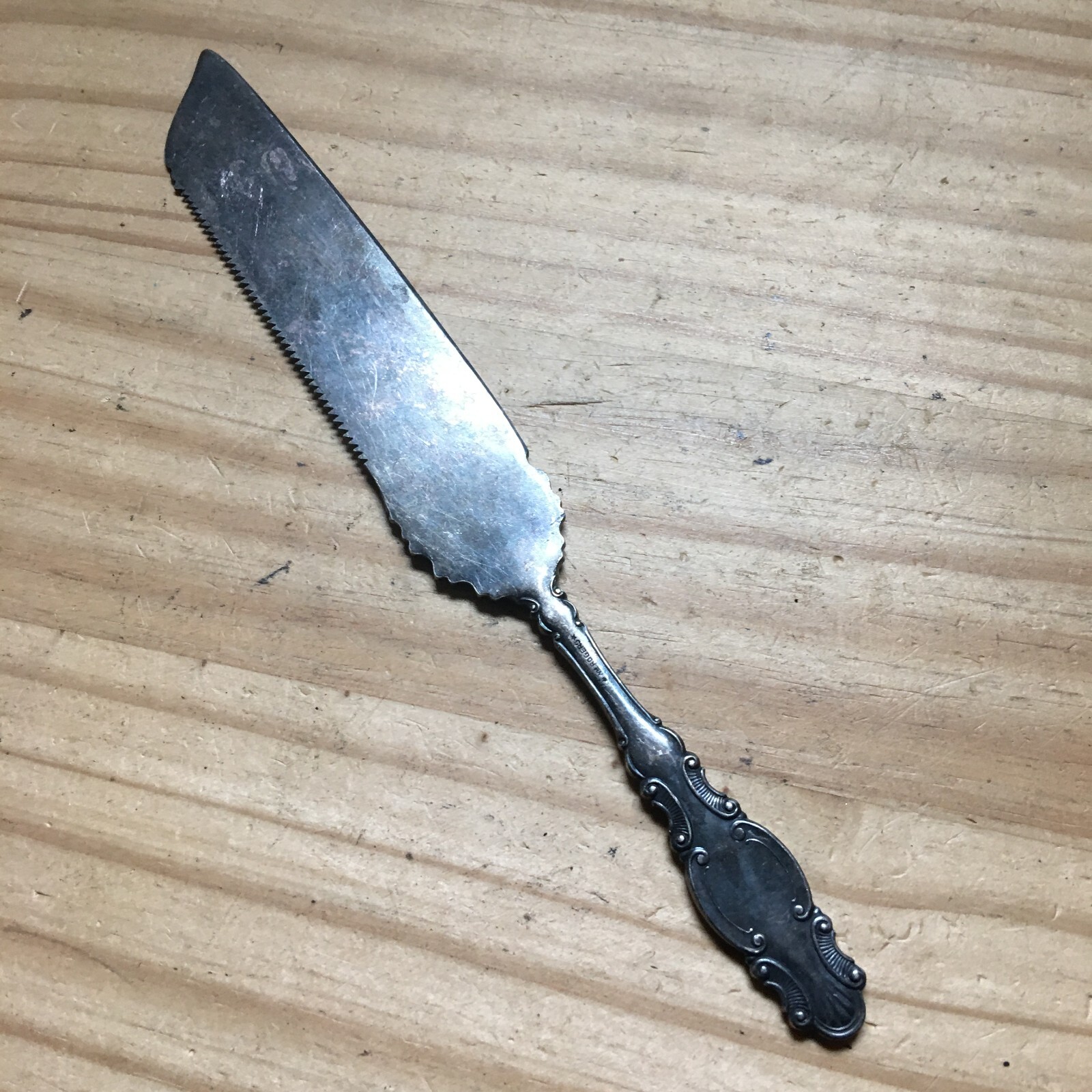 Antique 1890s WM Rogers Silver Plate Bread Cake Knife Saw Tooth Ornate Handle