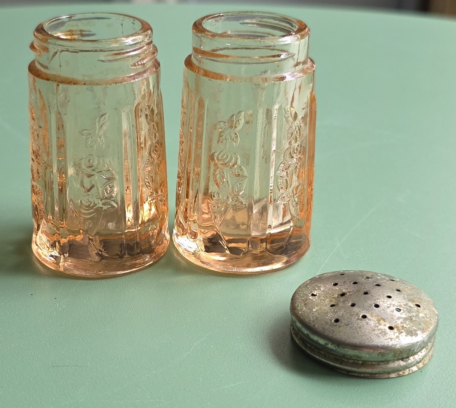 Vtg Federal Glass Sharon Salt & Pepper Shakers - Pink - Missing 1 Lid