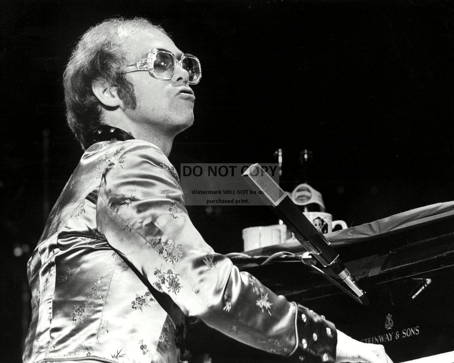 ELTON JOHN LEGENDARY SINGER SONGWRITER MUSICIAN - 8X10 PUBLICITY PHOTO (FB-998)