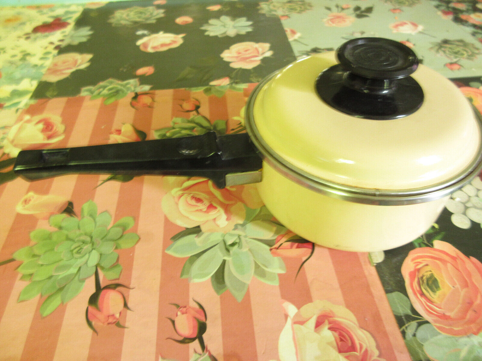 VINTAGE 70s-80s YELLOW SMALL 1 QUART SAUCEPAN POT WITH LID