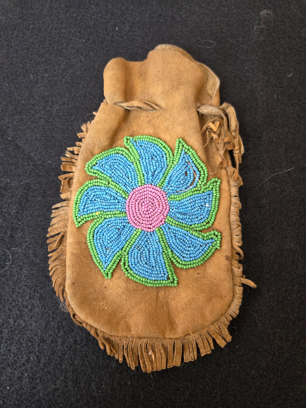 BUCKSKIN DAKOTA SIOUX WAMPUM BAG EARLY 20TH CENTURY. BUCKSKIN DAKOTA SIOUX WAMPUM BAG EARLY 20TH CENTURY.