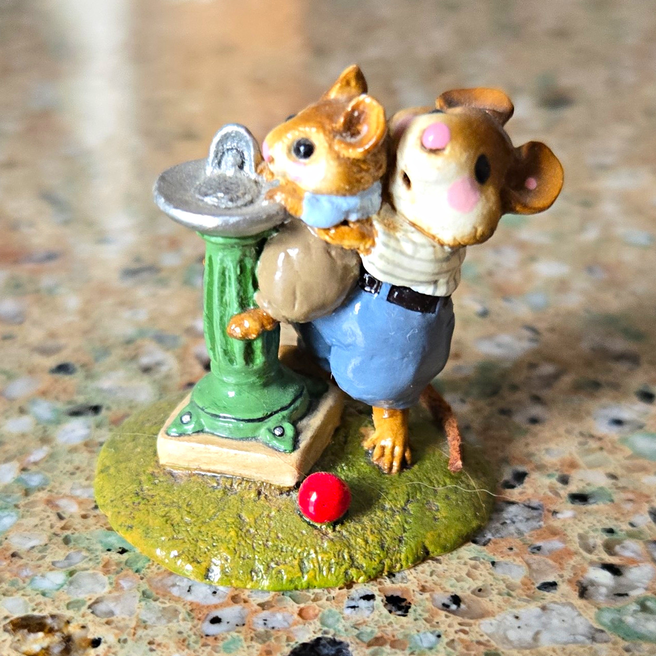 Peleg Design ©1991 William Petersen Mouse Figurine w/ Green Fountain & Red Ball