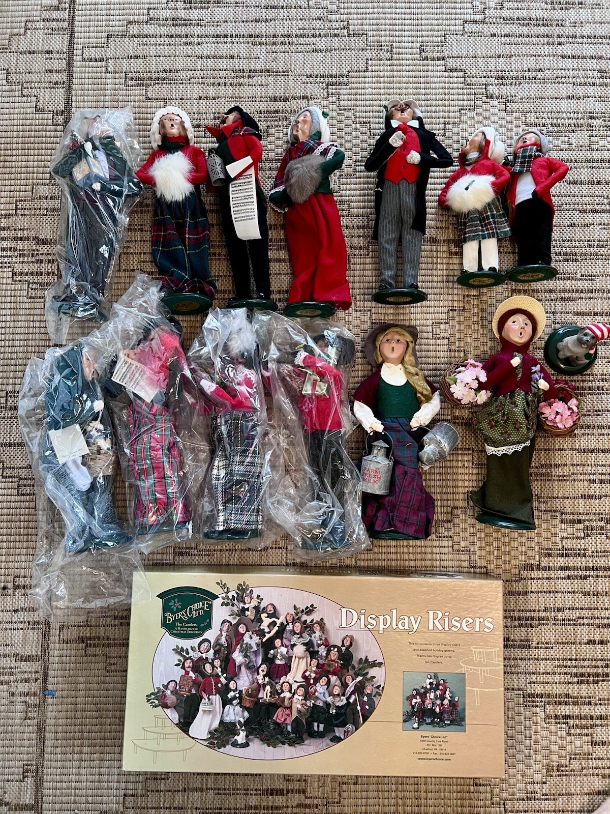 VTG BYERS CHOICE Christmas CAROLERS Lot of 13 + 1 Dog + Display Risers 80s/90s