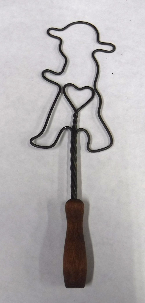 VINTAGE MINI MINIATURE METAL RUG BEATER HEART BOY WOOD HANDLE O552-5