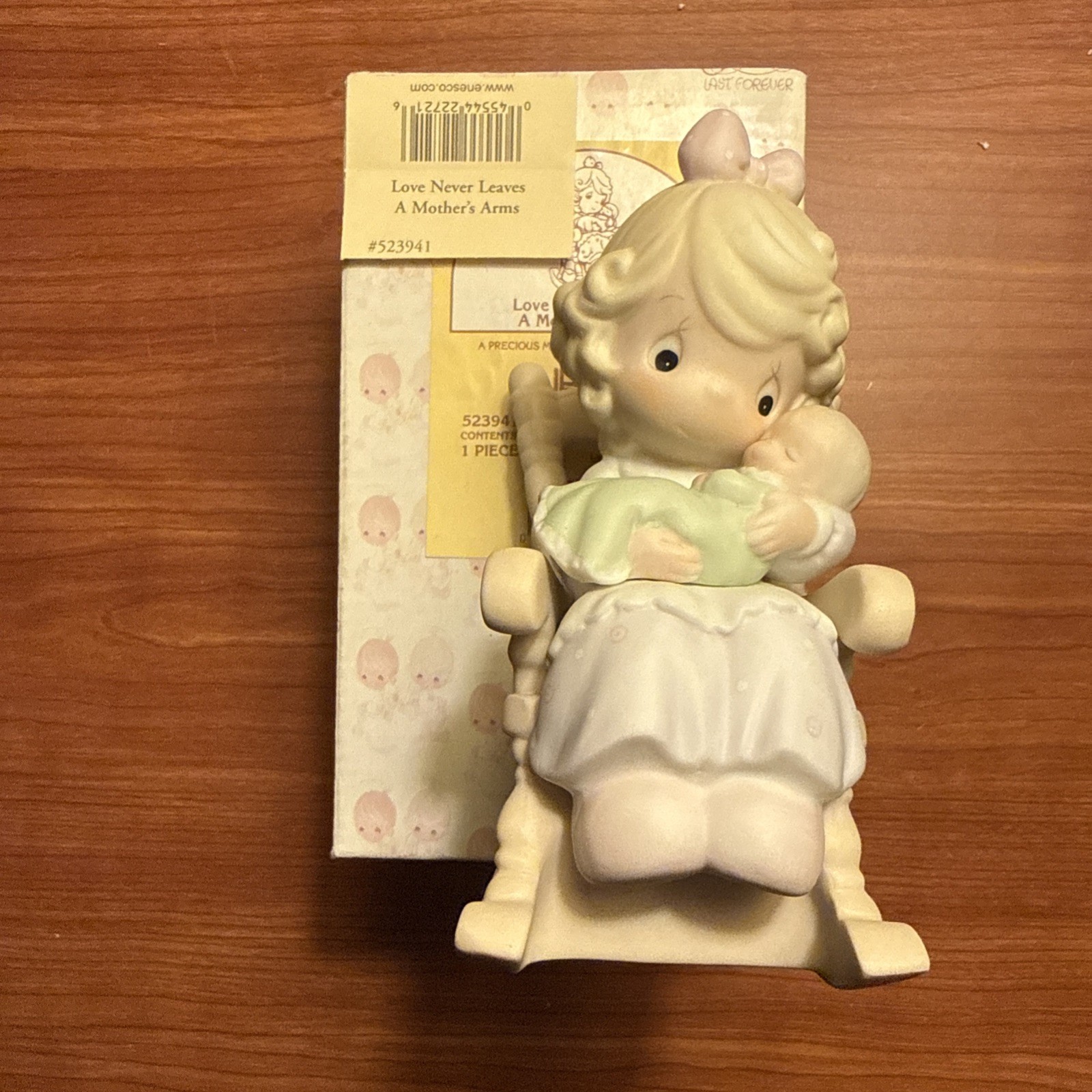 Precious Moments figurine collectable “Love Never Leaves A Mothers Arms” 523941 Precious Moments figurine collectable “Love Never Leaves A Mothers Arms” 523941