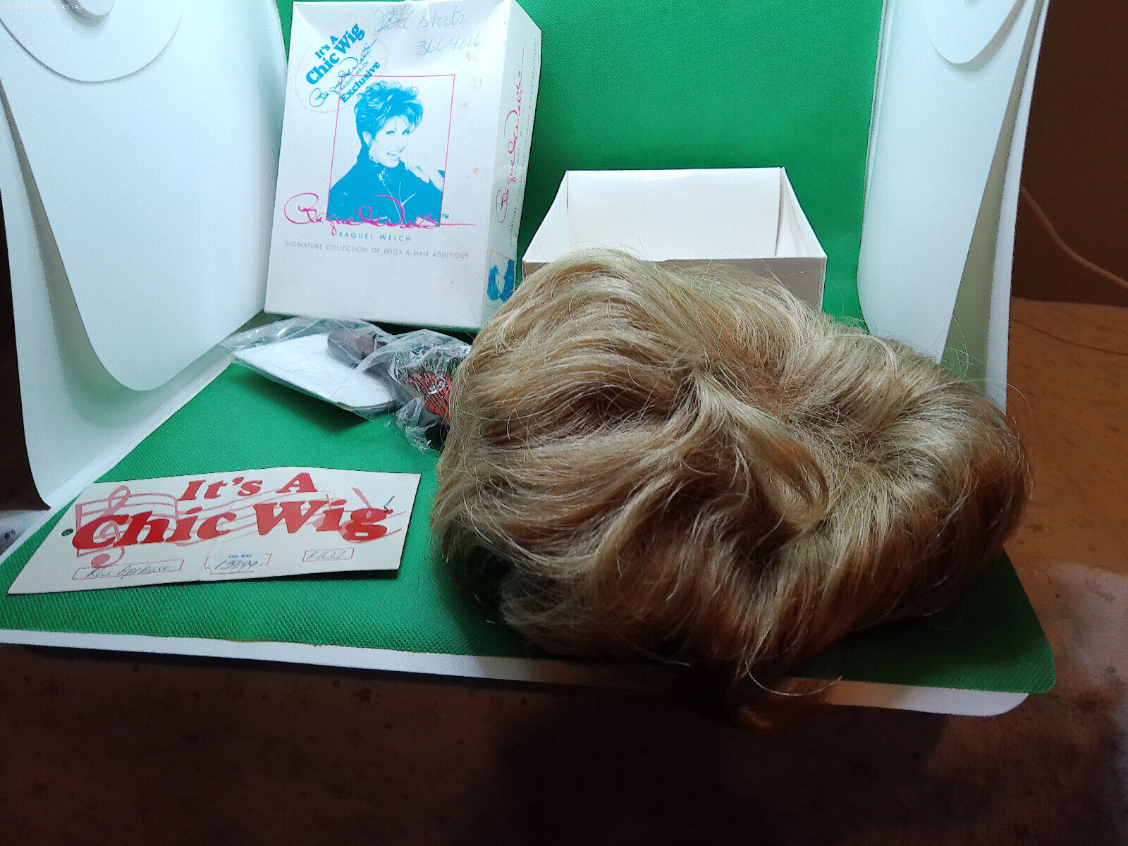 Raquel Welch chic wig Charisma average size in box with brush vintage