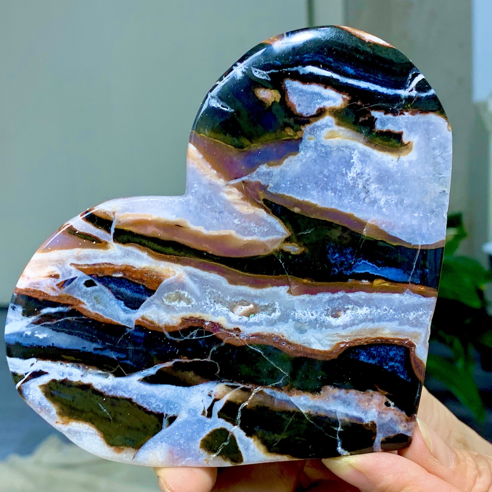231G Natural black/brown Stripe agate heart-shaped Crystal mineral