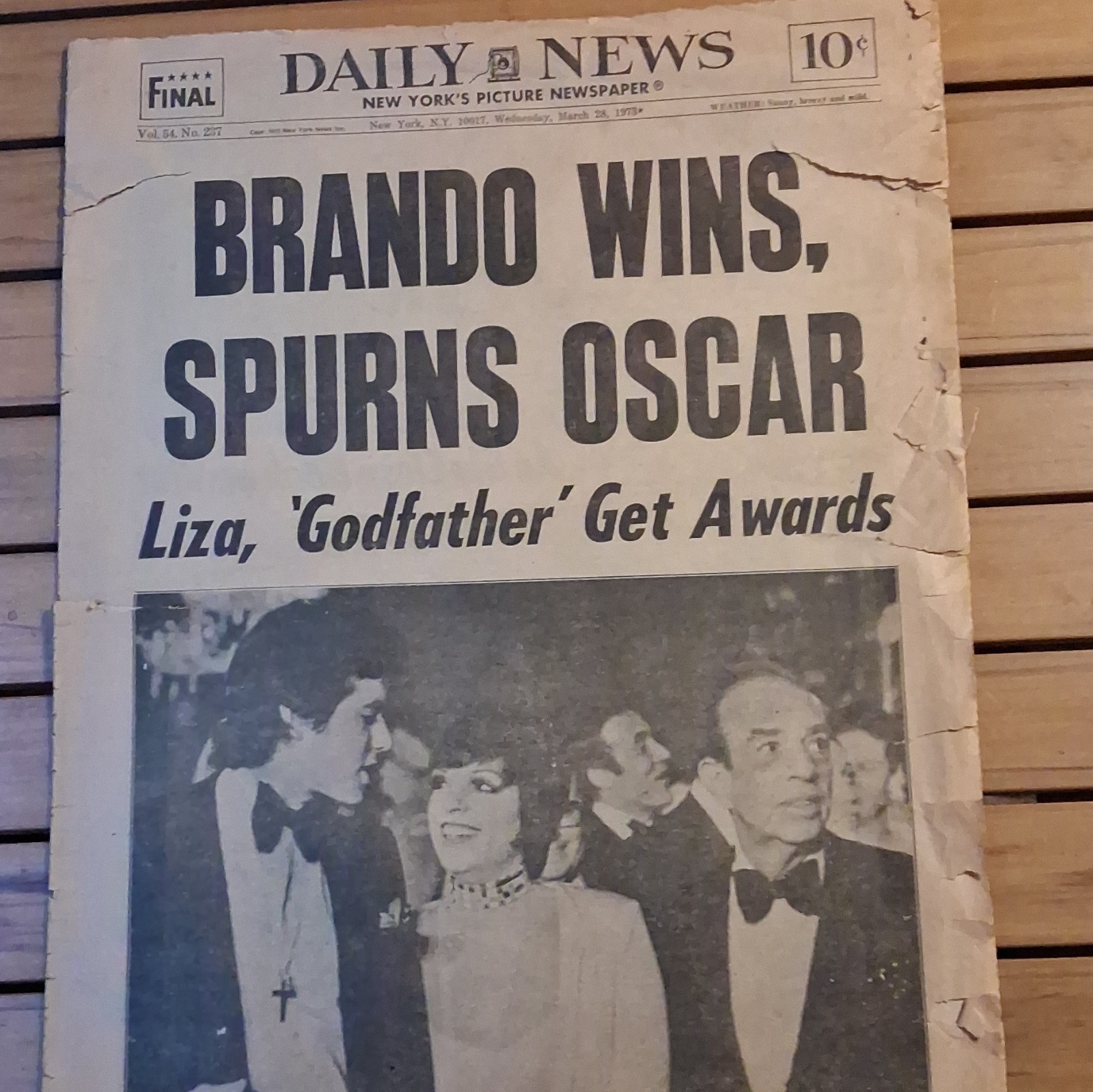NY DAILY NEWS MARCH 28, 1973 BRANDO WINS, SPURNS OSCAR LIZA \'GODFATHER\'