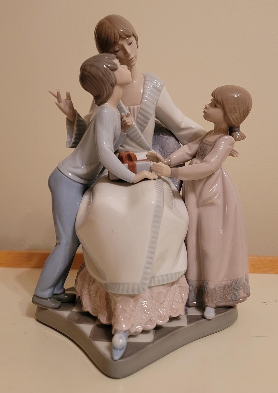 Retired Lladro 5596 A Gift of Love Figurine Mother's Day Artist Signed 1991...