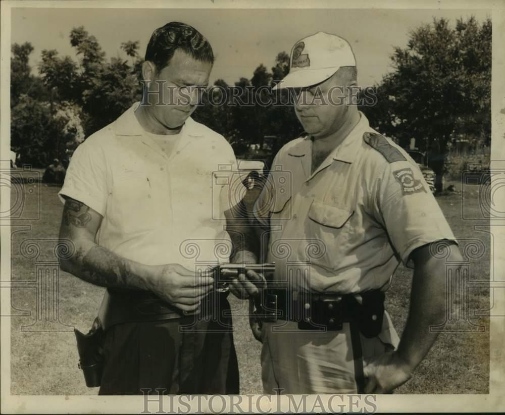 1959 Press Photo PTN George Wilt & CPL James Bryant disciss pistol match
