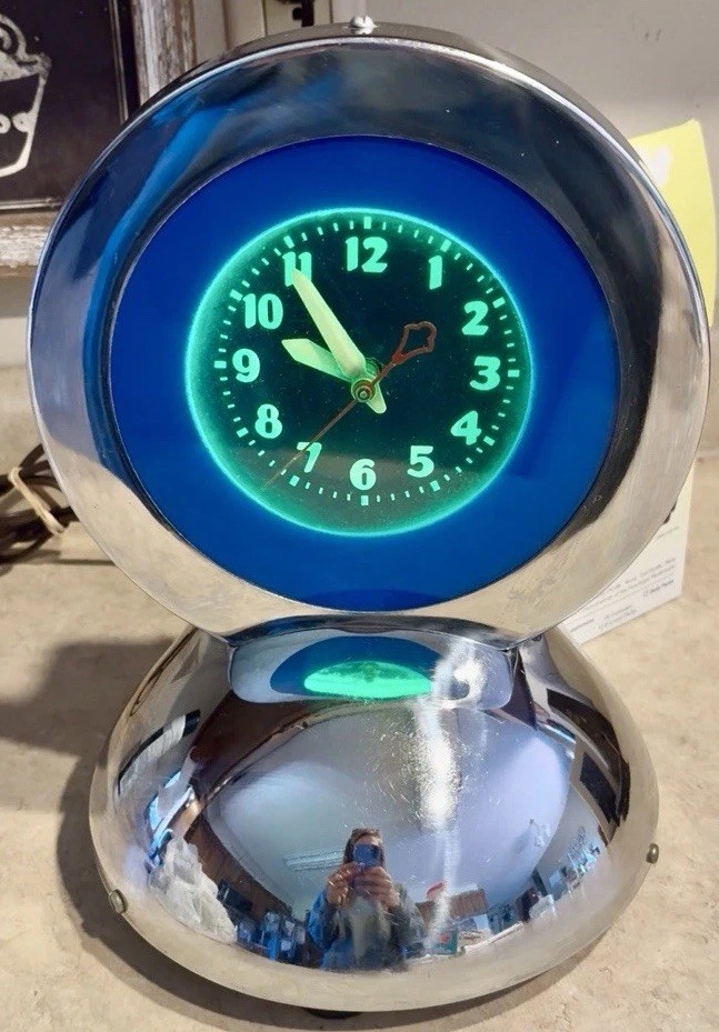 Vintage Glo-Dial Tabletop Clock, Back Painted Glass, Whisper Quiet, Chrome